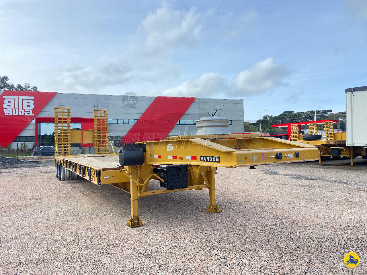 CARRETA SEMI-REBOQUE PRANCHA Rebaixada Multitrucks Seminovos SAO JOSE DOS PINHAIS PARANÁ PR